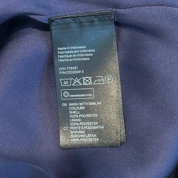 This pretty size 2 H&M dress is navy with a pretty pattern! - Picture 5 of 5